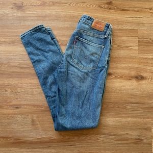 Levi Skinny Jean 32” inseam